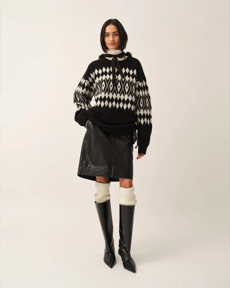 Luźny, wełniany sweter Faroe The Garment w geometryczny, kontrastowy wzór. Posiada okrągły dekolt, opadające ramiona i długie rękawy. Wykończony ściągaczami. Sweter ma prosty krój i długość za biodra. Wykonany z grubej i miękkiej, wełnianej dzianiny z kaszmirem
