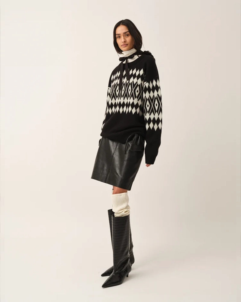 Luźny, wełniany sweter Faroe The Garment w geometryczny, kontrastowy wzór. Posiada okrągły dekolt, opadające ramiona i długie rękawy. Wykończony ściągaczami. Sweter ma prosty krój i długość za biodra. Wykonany z grubej i miękkiej, wełnianej dzianiny z kaszmirem