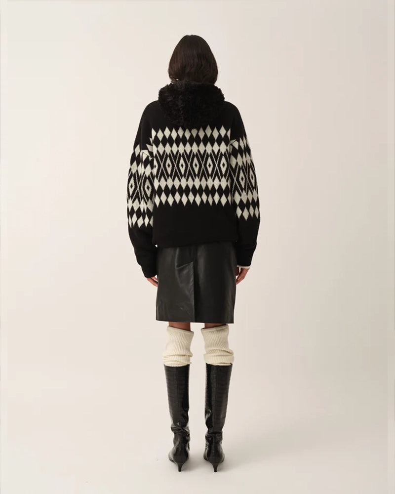 Luźny, wełniany sweter Faroe The Garment w geometryczny, kontrastowy wzór. Posiada okrągły dekolt, opadające ramiona i długie rękawy. Wykończony ściągaczami. Sweter ma prosty krój i długość za biodra. Wykonany z grubej i miękkiej, wełnianej dzianiny z kaszmirem