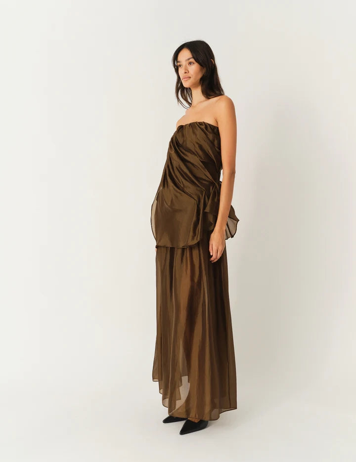 Elegancki, długi top bez ramiączek Gilian z efektownymi marszczeniami. Nad biustem posiada elastyczną gumkę. Wykonany z lekkiej, warstwowej organzy