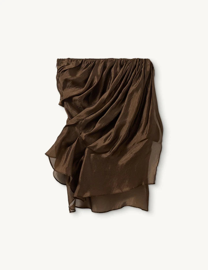 Elegancki, długi top bez ramiączek Gilian z efektownymi marszczeniami. Nad biustem posiada elastyczną gumkę. Wykonany z lekkiej, warstwowej organzy