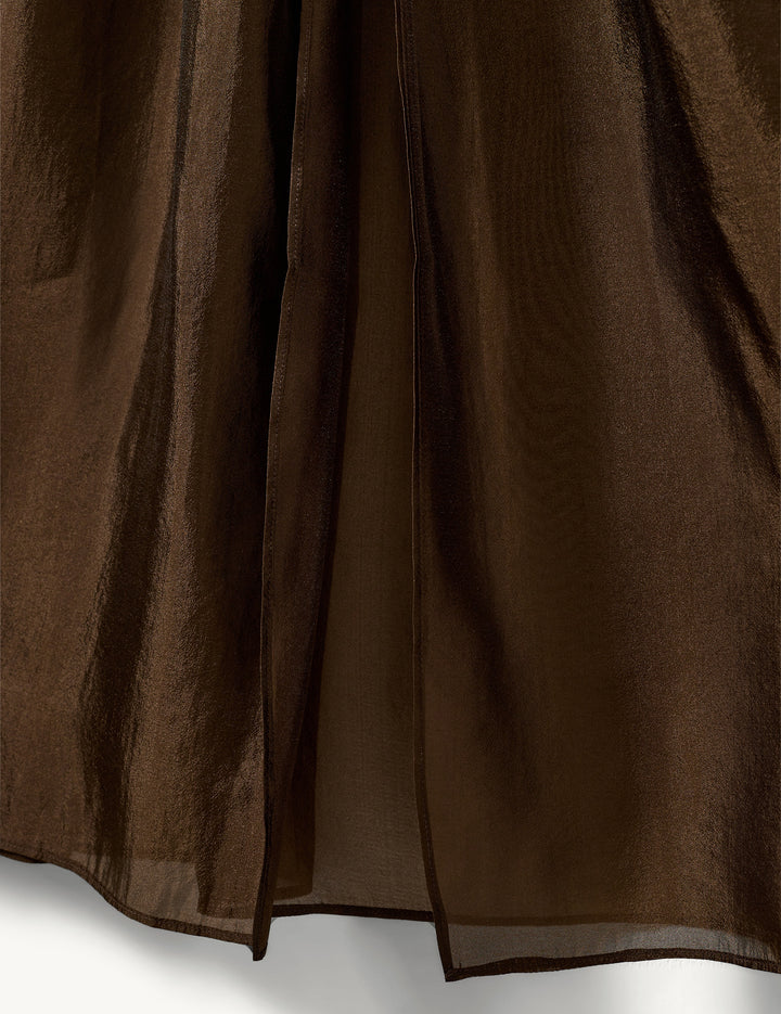 Elegancka, brązowa spódnica maxi Gilian The Garment z wysokim stanem i elastyczną talią. Na biodrach posiada falbanę. Wykonana z lekkiej, częściowo transparentnej organzy