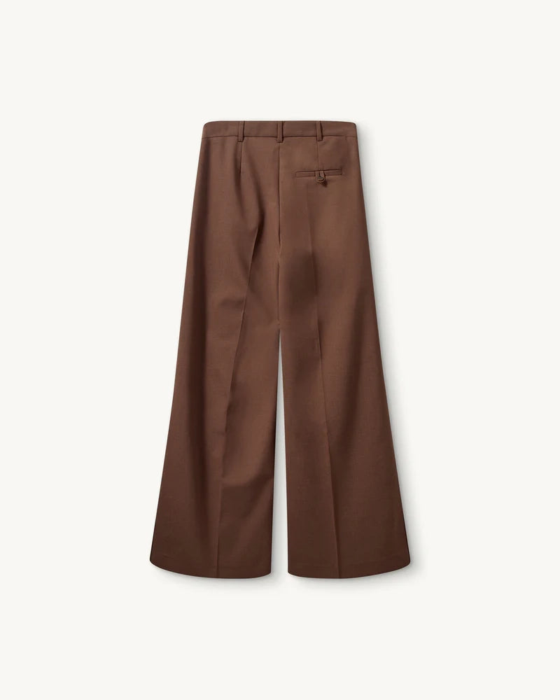 Brązowe spodnie garniturowe Grand The Garment z wysokim stanem, i prostą, długą nogawką z zakładkami i rozcięciami u dołu. Spodnie mają dwie boczne kieszenie i jedną tylną. 