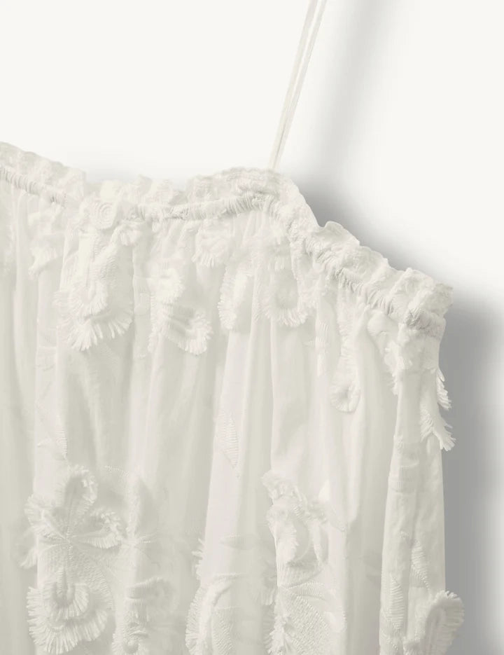 Biała, zwiewna, haftowana sukienka na cienkich ramiączkach Jewell The Garment. Posiada prosty dekolt i luźny fason. Wykonana z cienkiej bawełny organicznej. 