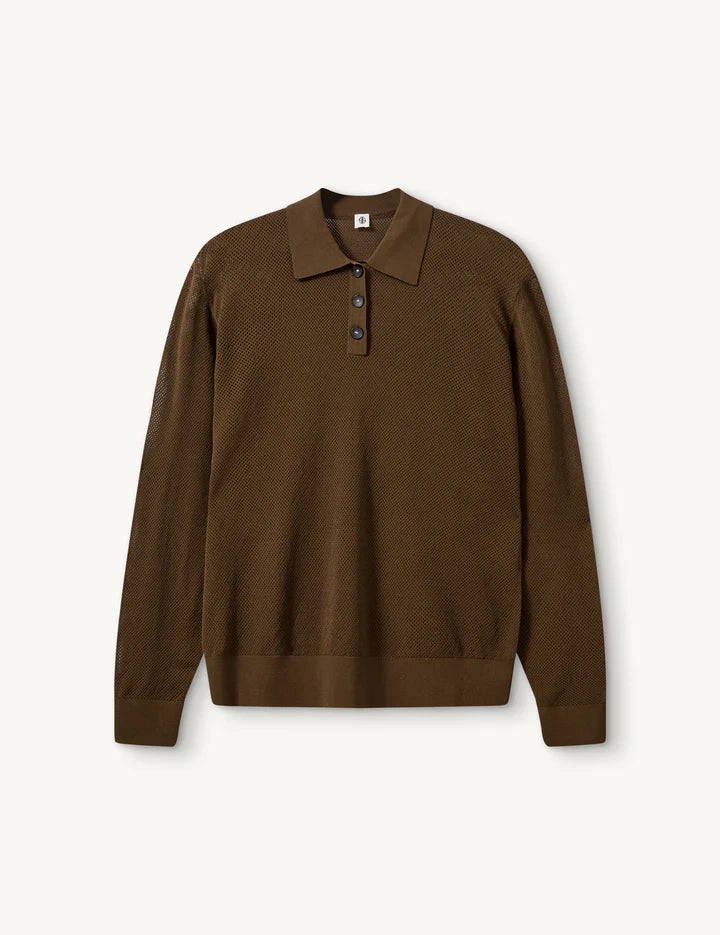 Luźna bluzka polo z kołnierzykiem Madison The Garment. Przy dekolcie zapinana na guziki. Bluzka ma luźny fason i prosty krój. Wykonana z cienkiej dzianiny z drobnym, ażurowym wzorem