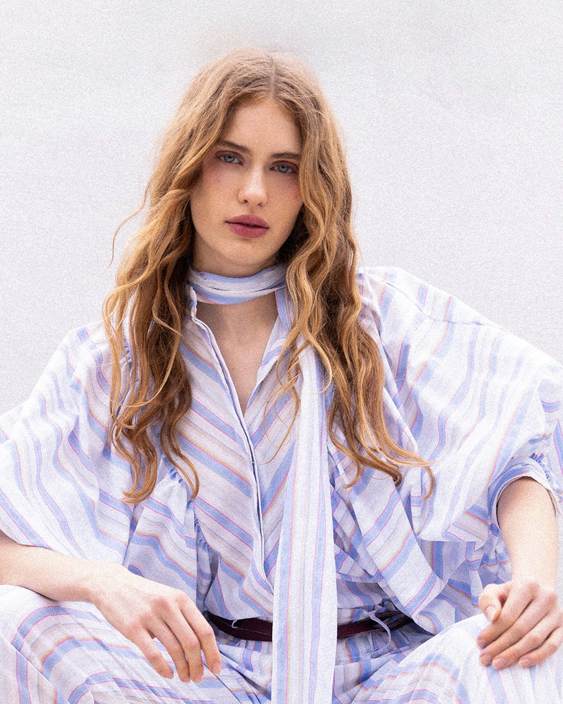 Luźna koszula Maeva The Label Edition z efektownymi, bufiastymi rękawami 3/4 i wiązanym przy szyi na kokardę, wyciąganym pasem. Koszula ma prosty krój i pudełkowy fason