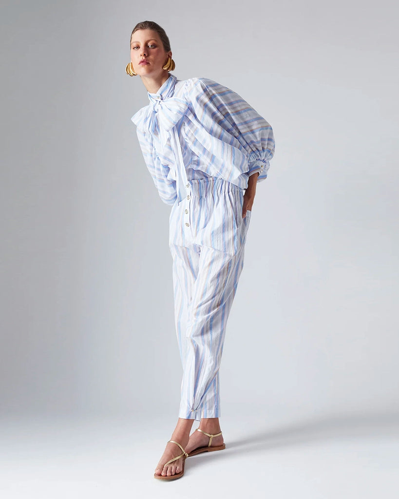 Luźna koszula Maeva The Label Edition z efektownymi, bufiastymi rękawami 3/4 i wiązanym przy szyi na kokardę, wyciąganym pasem. Koszula ma prosty krój i pudełkowy fason