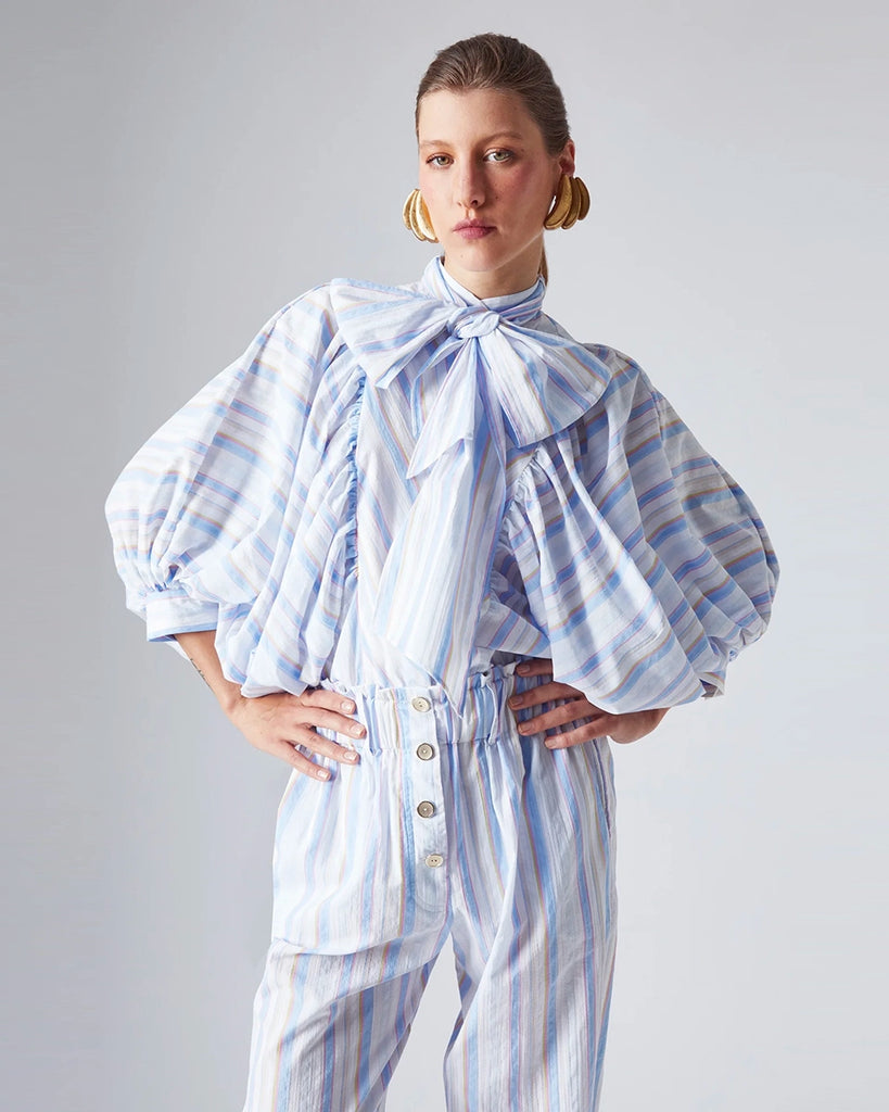 Luźna koszula Maeva The Label Edition z efektownymi, bufiastymi rękawami 3/4 i wiązanym przy szyi na kokardę, wyciąganym pasem. Koszula ma prosty krój i pudełkowy fason
