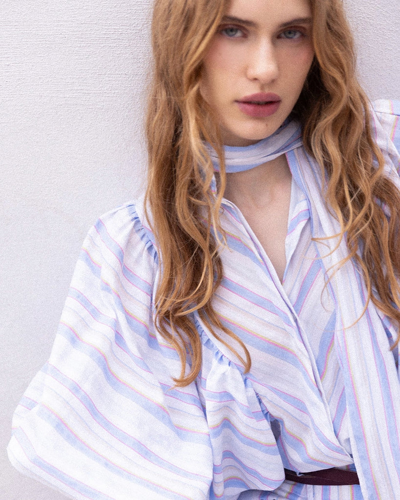 Luźna koszula Maeva The Label Edition z efektownymi, bufiastymi rękawami 3/4 i wiązanym przy szyi na kokardę, wyciąganym pasem. Koszula ma prosty krój i pudełkowy fason