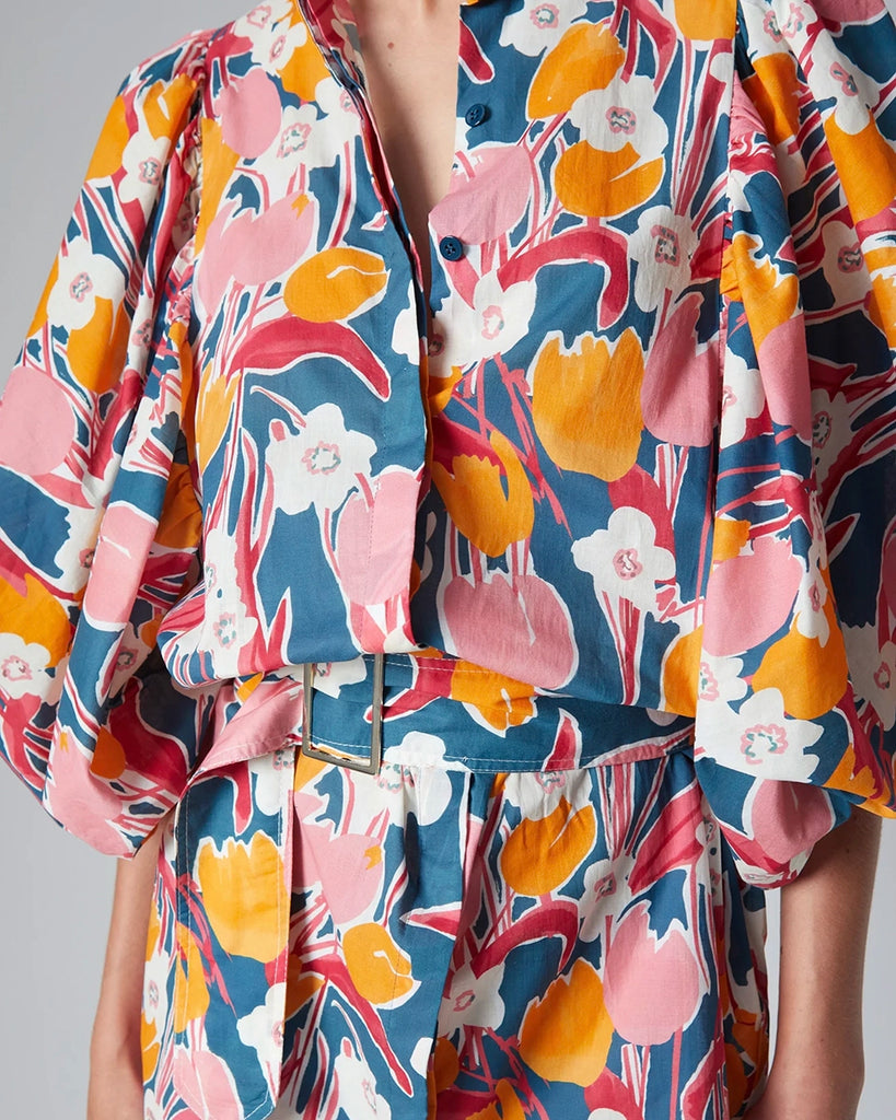 Sukienka mini Maeva The Label Edition w kolorowy, kwiatowy print z krótkimi, bufiastymi rękawami do łokcia. Zapinana na guziki z masy perłowej. Posiada luźny fason i prosty krój. W talii zapinana za pomocą szerokiego paska