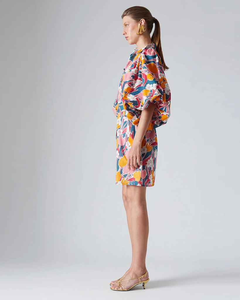 Sukienka mini Maeva The Label Edition w kolorowy, kwiatowy print z krótkimi, bufiastymi rękawami do łokcia. Zapinana na guziki z masy perłowej. Posiada luźny fason i prosty krój. W talii zapinana za pomocą szerokiego paska
