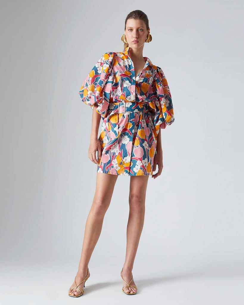 Sukienka mini Maeva The Label Edition w kolorowy, kwiatowy print z krótkimi, bufiastymi rękawami do łokcia. Zapinana na guziki z masy perłowej. Posiada luźny fason i prosty krój. W talii zapinana za pomocą szerokiego paska