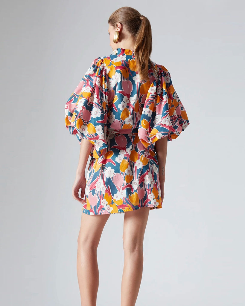 Sukienka mini Maeva The Label Edition w kolorowy, kwiatowy print z krótkimi, bufiastymi rękawami do łokcia. Zapinana na guziki z masy perłowej. Posiada luźny fason i prosty krój. W talii zapinana za pomocą szerokiego paska