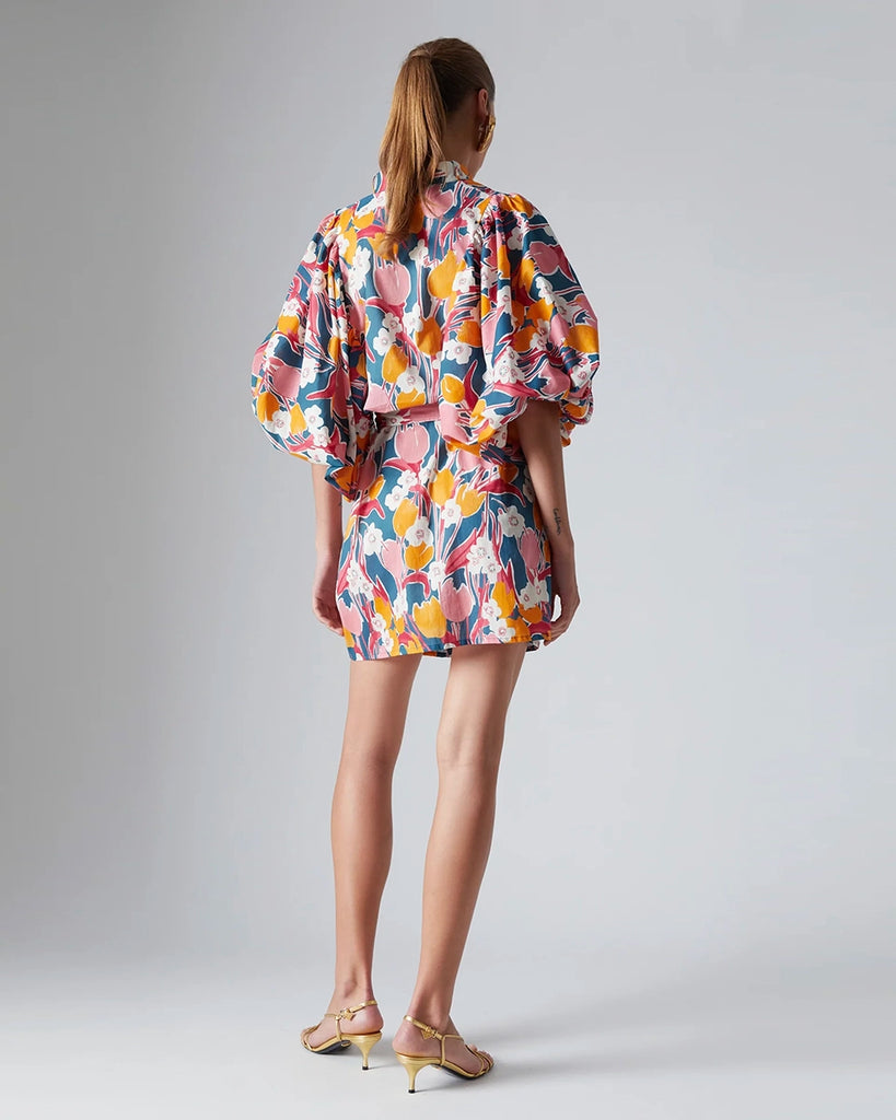 Sukienka mini Maeva The Label Edition w kolorowy, kwiatowy print z krótkimi, bufiastymi rękawami do łokcia. Zapinana na guziki z masy perłowej. Posiada luźny fason i prosty krój. W talii zapinana za pomocą szerokiego paska