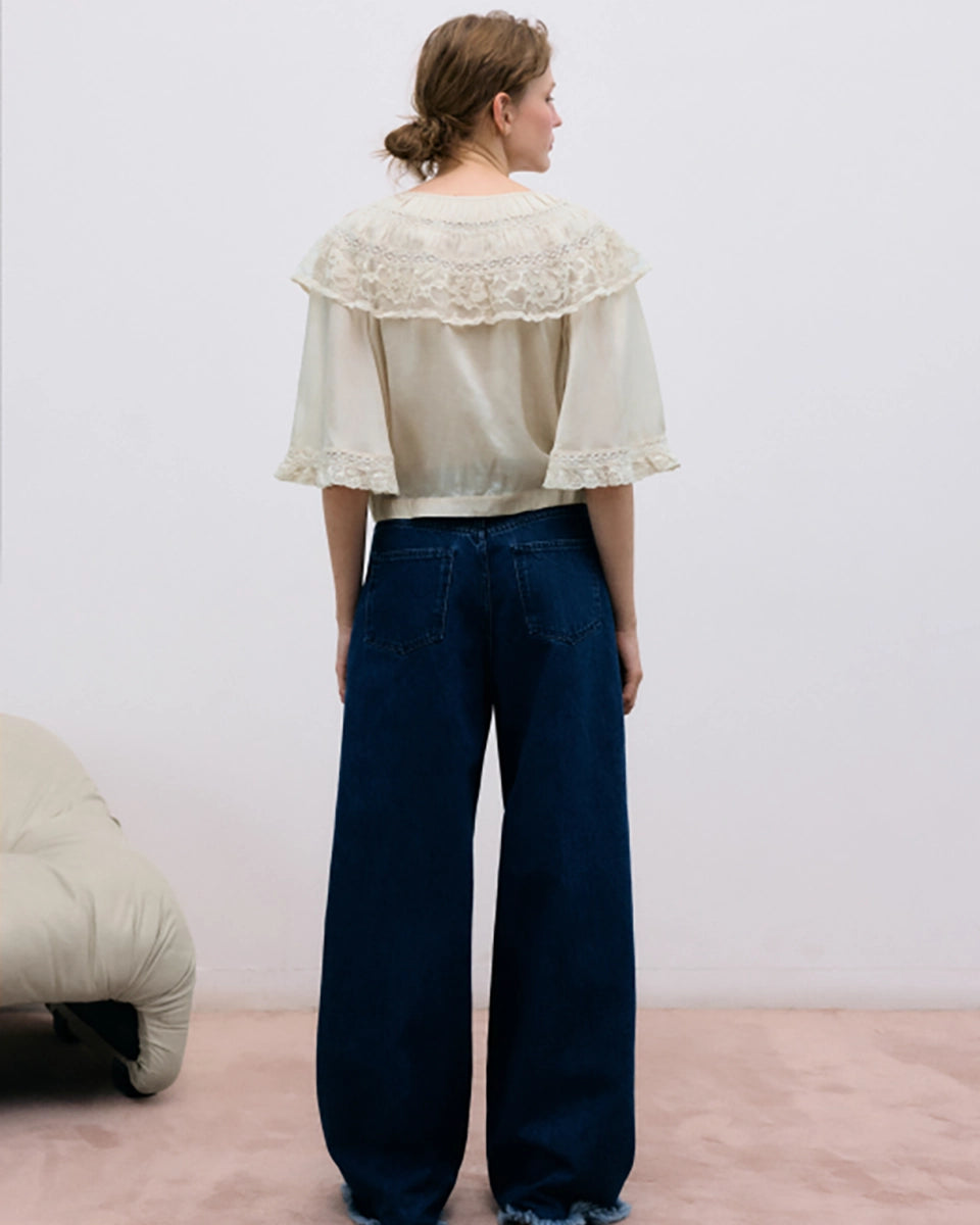 Romantyczna bluzka Ammi The New Society w stylu vintage z okrągłym dekoltem i szerokim rękawem za łokieć. Posiada efektowny, wykończony piękną koronką kołnierz. Z przodu wiązana na kokardki. Wykonana z tkaniny z jedwabiem