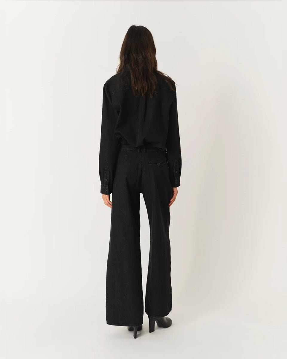 Luźne, proste spodnie The Garment Merci z wysokim stanem i szerokimi, prostymi nogawkami. Z przodu, poniżej paska znajdują się eleganckie zaszewki. Zapinane na klasyczny zamek błyskawiczny i guzik. Spodnie posiadają kieszenie boczne, kieszeń z tyłu zapinaną na guzik oraz szlufki, umożliwiające dodanie paska. Wykonane z tkaniny z bawełną organiczną