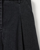 Luźne, proste spodnie The Garment Merci z wysokim stanem i szerokimi, prostymi nogawkami. Z przodu, poniżej paska znajdują się eleganckie zaszewki. Zapinane na klasyczny zamek błyskawiczny i guzik. Spodnie posiadają kieszenie boczne, kieszeń z tyłu zapinaną na guzik oraz szlufki, umożliwiające dodanie paska. Wykonane z tkaniny z bawełną organiczną