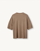 Oversizowy, dzianinowy t-shirt Como The Garment z okrągłym dekoltem i krótkim, luźnym rękawem o długości do łokcia. Posiada prosty krój. Wykonany z bardzo miękkiej, naturalnej dzianiny z wełną i kaszmirem. To minimalistyczna i ponadczasowa bluzka, która sprawdzi się w codziennych stylizacjach. Połącz ją z jeansami, spodniami garniturowymi czy bermudami