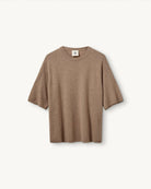 Oversizowy, dzianinowy t-shirt Como The Garment z okrągłym dekoltem i krótkim, luźnym rękawem o długości do łokcia. Posiada prosty krój. Wykonany z bardzo miękkiej, naturalnej dzianiny z wełną i kaszmirem. To minimalistyczna i ponadczasowa bluzka, która sprawdzi się w codziennych stylizacjach. Połącz ją z jeansami, spodniami garniturowymi czy bermudami
