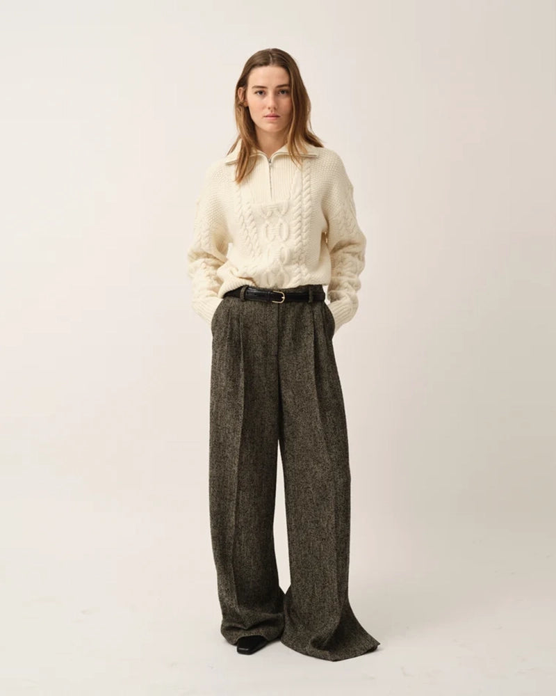Szerokie, garniturowe spodnie York The Garment z wysokim stanem, zakładkami i długą, prostą nogawką z rozcięciami u dołu. Wykonane z teksturalnej tkaniny z wełną we wzór w jodełkę. Idealne do mokasynów i luźnego swetra lub przylegającego t-shirtu