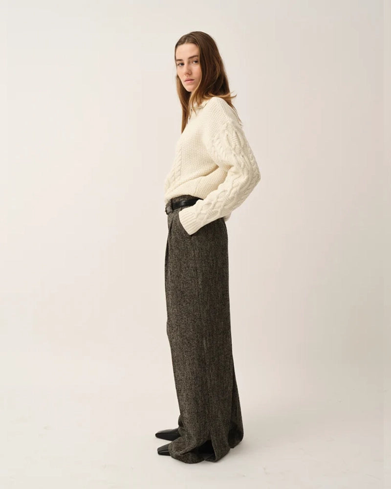 Szerokie, garniturowe spodnie York The Garment z wysokim stanem, zakładkami i długą, prostą nogawką z rozcięciami u dołu. Wykonane z teksturalnej tkaniny z wełną we wzór w jodełkę. Idealne do mokasynów i luźnego swetra lub przylegającego t-shirtu