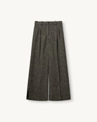 Szerokie, garniturowe spodnie York The Garment z wysokim stanem, zakładkami i długą, prostą nogawką z rozcięciami u dołu. Wykonane z teksturalnej tkaniny z wełną we wzór w jodełkę. Idealne do mokasynów i luźnego swetra lub przylegającego t-shirtu