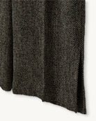 Szerokie, garniturowe spodnie York The Garment z wysokim stanem, zakładkami i długą, prostą nogawką z rozcięciami u dołu. Wykonane z teksturalnej tkaniny z wełną we wzór w jodełkę. Idealne do mokasynów i luźnego swetra lub przylegającego t-shirtu