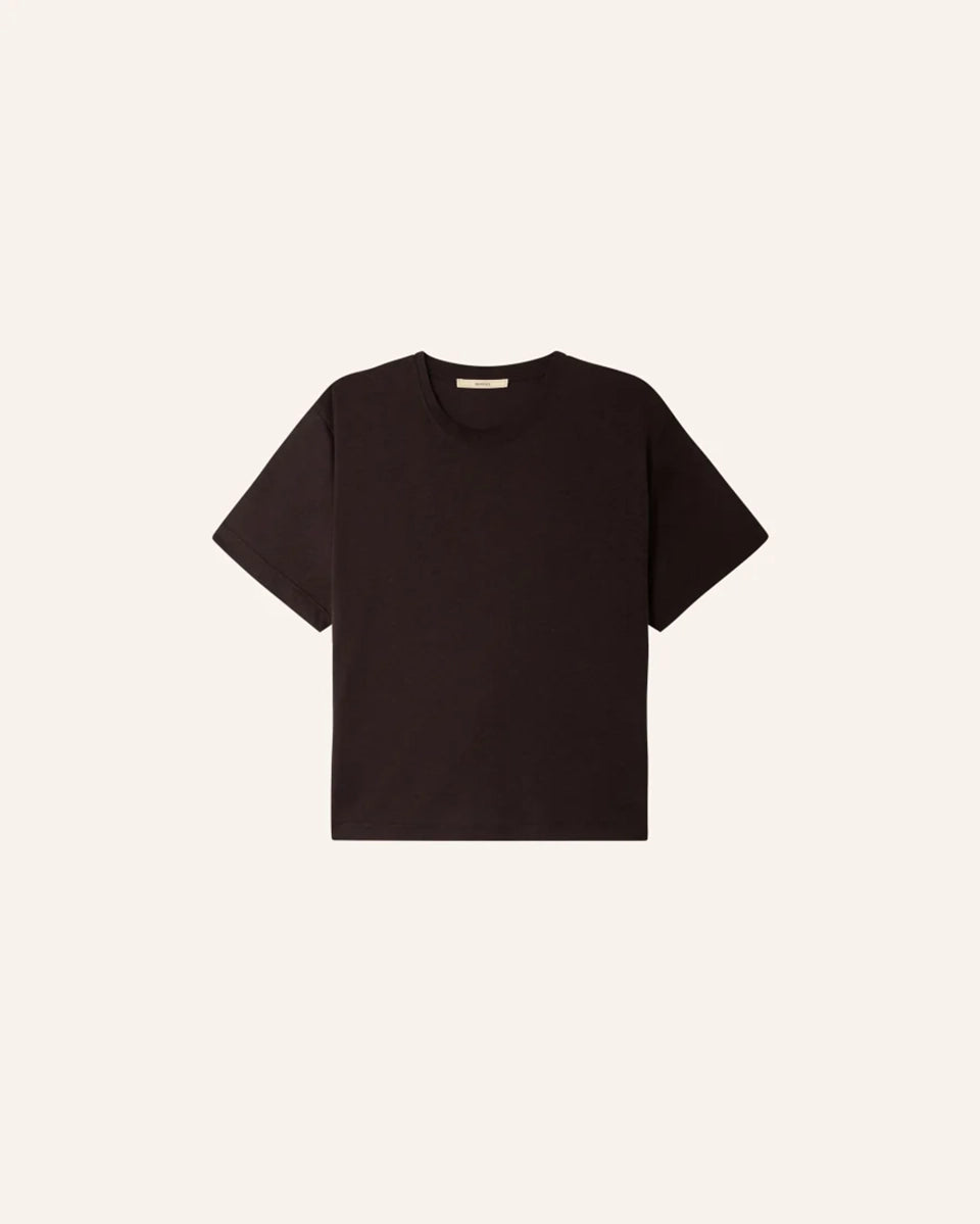 Luźny t-shirt Too Espresso Sessun z okrągłym dekoltem i krótkim rękawem. Koszulka ma prosty krój. Wykonana jest z bardzo przyjemnej, lejącej tkaniny z bawełną i lyocellem.&nbsp;

-Luźny fason

-Zamów t-shirt w swoim standardowym rozmiarze