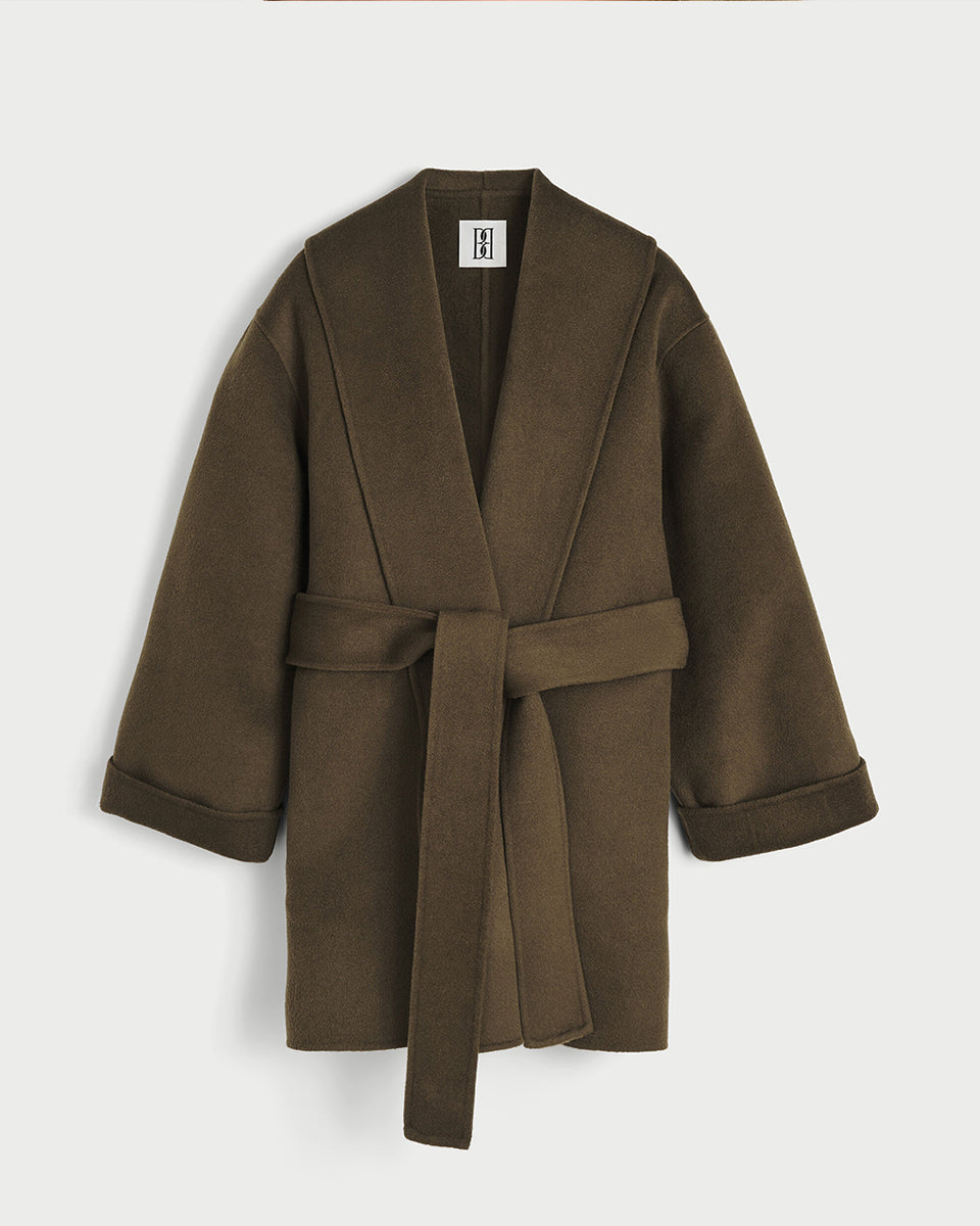 Minimalistyczny, a zarazem obszerny płaszcz Trinelle By Malene Birger Hunt. Wykonany z wełny typu double-face, wyróżnia się szerokim kołnierzem szalowym, wywijanymi mankietami i obniżoną linią ramion. Całość dopełnia odpinany pasek. Bez podszewki. Płaszcz stanowi zarówno wyrazisty element stylizacji, jak i uniwersalną bazę.&nbsp;

-Obniżona linia ramion

-Odpinany pasek

-100% wełna&nbsp;