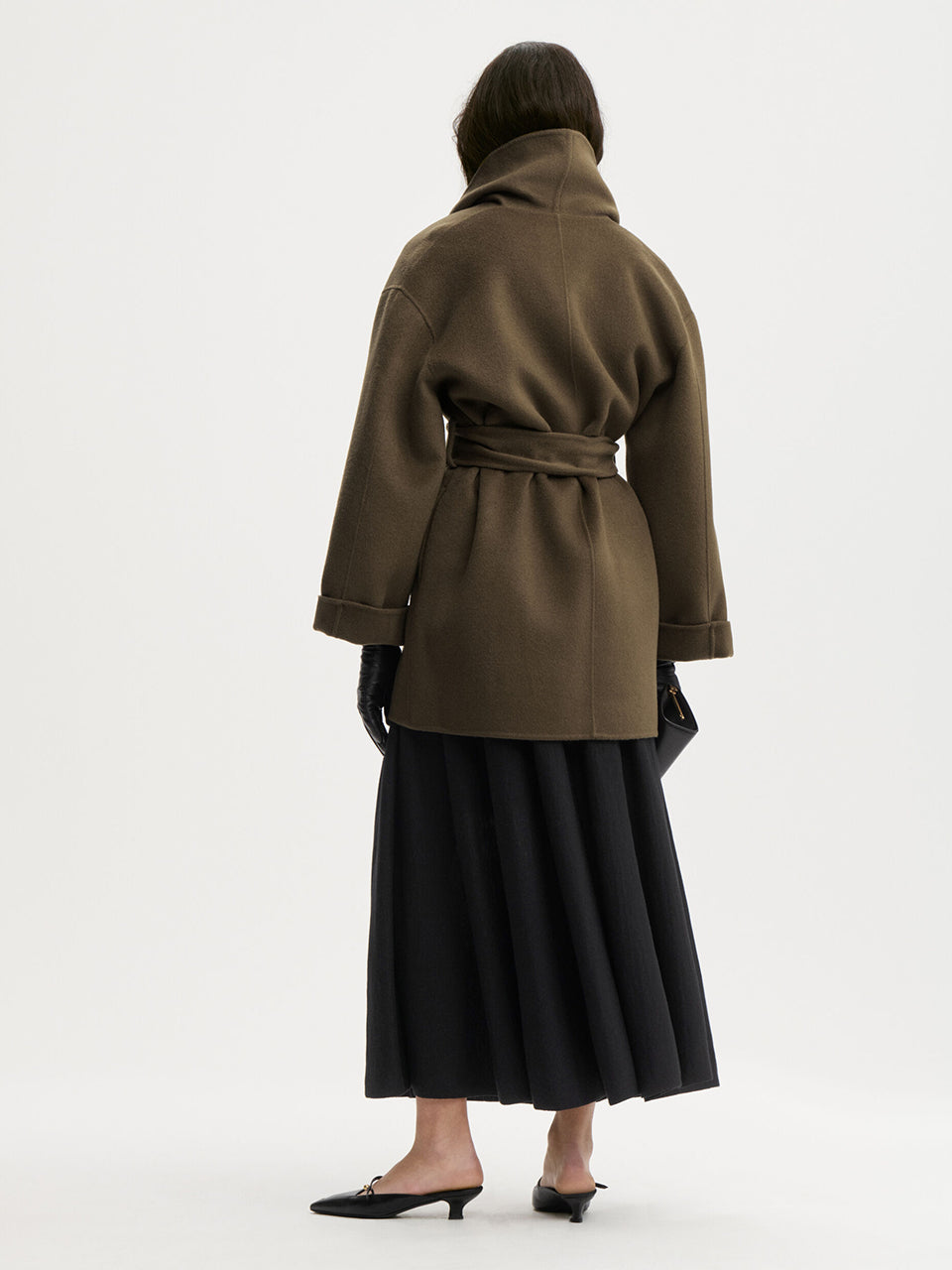 Minimalistyczny, a zarazem obszerny płaszcz Trinelle By Malene Birger Hunt. Wykonany z wełny typu double-face, wyróżnia się szerokim kołnierzem szalowym, wywijanymi mankietami i obniżoną linią ramion. Całość dopełnia odpinany pasek. Bez podszewki. Płaszcz stanowi zarówno wyrazisty element stylizacji, jak i uniwersalną bazę.&nbsp;

-Obniżona linia ramion

-Odpinany pasek

-100% wełna&nbsp;