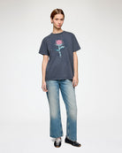 Luźny, bawełniany t-shirt with Rose Phantom GANNI z okrągłym dekoltem i krótkim, szerokim rękawem. Z przodu posiada grafikę róży, haft ,a ring of roses' oraz haft z logo GANNI. Ma niejednolity kolor, z efektem sprania.

-Luźny krój

-100% bawełna&nbsp;

-Zamów t-shirt w swoim standardowym rozmiarze. Jeśli chcesz, żeby był bardziej oversizowy - zamów go w większym rozmiarze.