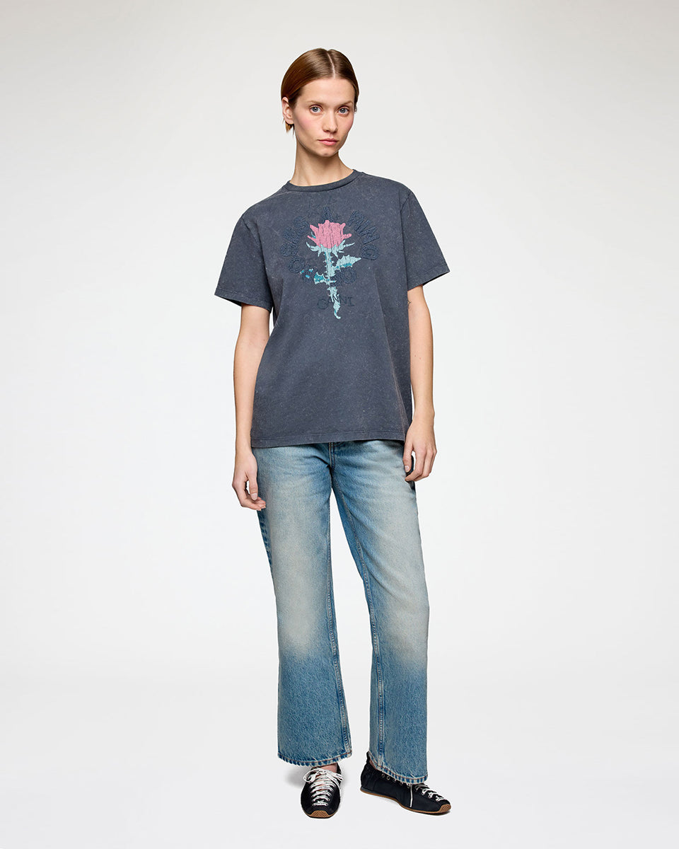 Luźny, bawełniany t-shirt with Rose Phantom GANNI z okrągłym dekoltem i krótkim, szerokim rękawem. Z przodu posiada grafikę róży, haft ,a ring of roses' oraz haft z logo GANNI. Ma niejednolity kolor, z efektem sprania.

-Luźny krój

-100% bawełna&nbsp;

-Zamów t-shirt w swoim standardowym rozmiarze. Jeśli chcesz, żeby był bardziej oversizowy - zamów go w większym rozmiarze.