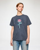 Luźny, bawełniany t-shirt with Rose Phantom GANNI z okrągłym dekoltem i krótkim, szerokim rękawem. Z przodu posiada grafikę róży, haft ,a ring of roses' oraz haft z logo GANNI. Ma niejednolity kolor, z efektem sprania.

-Luźny krój

-100% bawełna&nbsp;

-Zamów t-shirt w swoim standardowym rozmiarze. Jeśli chcesz, żeby był bardziej oversizowy - zamów go w większym rozmiarze.