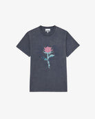 Luźny, bawełniany t-shirt with Rose Phantom GANNI z okrągłym dekoltem i krótkim, szerokim rękawem. Z przodu posiada grafikę róży, haft ,a ring of roses' oraz haft z logo GANNI. Ma niejednolity kolor, z efektem sprania.

-Luźny krój

-100% bawełna&nbsp;

-Zamów t-shirt w swoim standardowym rozmiarze. Jeśli chcesz, żeby był bardziej oversizowy - zamów go w większym rozmiarze.