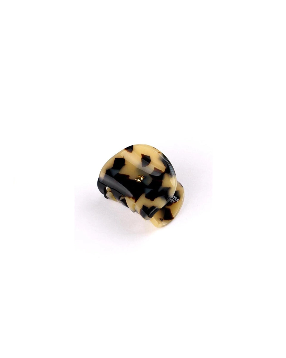 Ręcznie wykonana, niewielka , szylkretowa spinka klamra Adorable Turtle Story. Wykonana z włoskiego, biodegradowalnego, nie ropopochodnego octanu celulozy. Dekorowana niewielką, złotą aplikacją o kształcie żółwia będącego znakiem rozpoznawczym marki. 