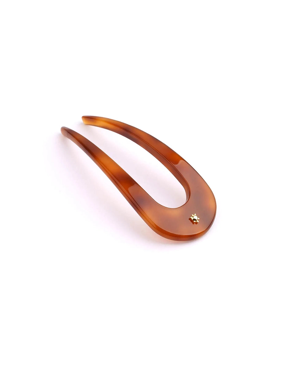 Ręcznie wykonana spinka w typie french pin The Fork Turtle Story. Wykonana z włoskiego, biodegradowalnego, nie ropopochodnego octanu celulozy. Dekorowana niewielką, złotą aplikacją o kształcie żółwia będącego znakiem rozpoznawczym marki. Idealna upięcia do koka.&nbsp; &nbsp;