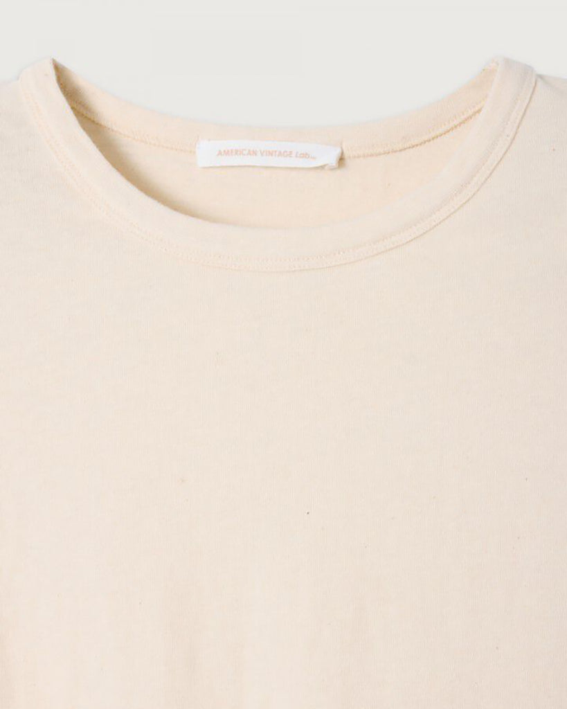 Lekki, dopasowany T-shirt UDA02 Ecru francuskiej marki American Vintage z długim rękawem i okrągłym dekoltem. Wykonany z miękkiej, elastycznej bawełny, dzięki czemu idealnie dopasowuje się do sylwetki. Idealny do codziennych, jak i bardziej formalnych stylizacji.&nbsp;