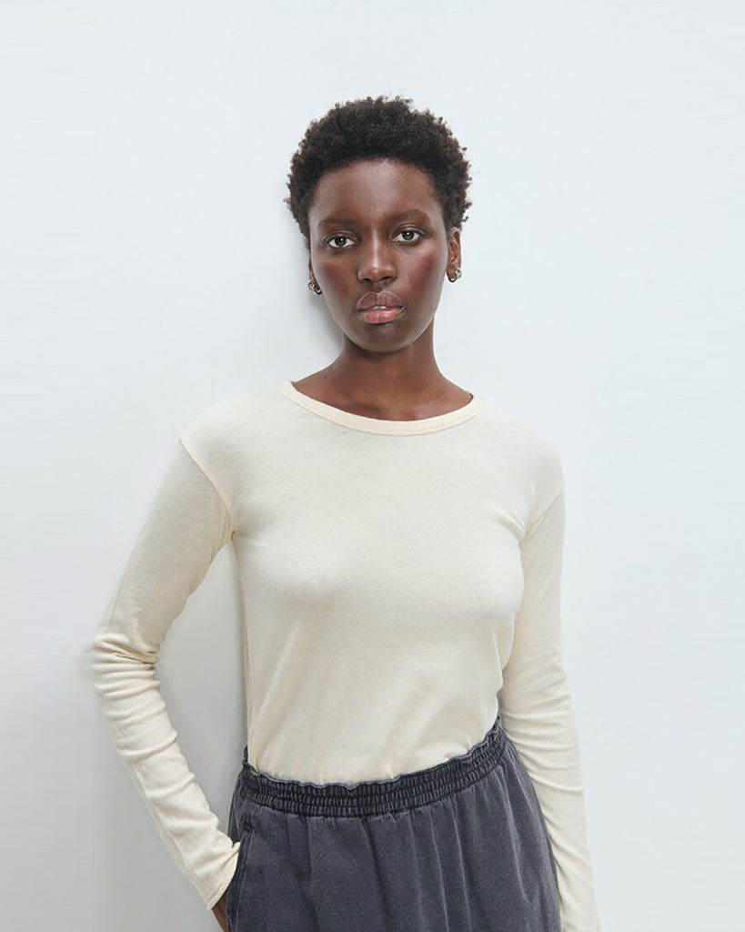 Lekki, dopasowany T-shirt UDA02 Ecru francuskiej marki American Vintage z długim rękawem i okrągłym dekoltem. Wykonany z miękkiej, elastycznej bawełny, dzięki czemu idealnie dopasowuje się do sylwetki. Idealny do codziennych, jak i bardziej formalnych stylizacji.&nbsp;