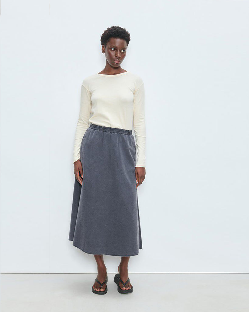 Lekki, dopasowany T-shirt UDA02 Ecru francuskiej marki American Vintage z długim rękawem i okrągłym dekoltem. Wykonany z miękkiej, elastycznej bawełny, dzięki czemu idealnie dopasowuje się do sylwetki. Idealny do codziennych, jak i bardziej formalnych stylizacji.&nbsp;