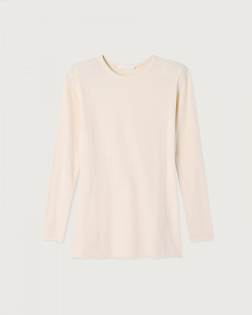 Lekki, dopasowany T-shirt UDA02 Ecru francuskiej marki American Vintage z długim rękawem i okrągłym dekoltem. Wykonany z miękkiej, elastycznej bawełny, dzięki czemu idealnie dopasowuje się do sylwetki. Idealny do codziennych, jak i bardziej formalnych stylizacji.&nbsp;