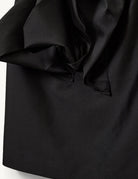 Czarna spódnica Umami Black z wysokim stanem, wykonana z delikatnie połyskującej tkaniny. Wyróżnia się efektownymi detalami z przodu. Zapinana na zamek z tyłu. Połącz ją z marynarką Umami Black, aby stworzyć kompletny, elegancki look.