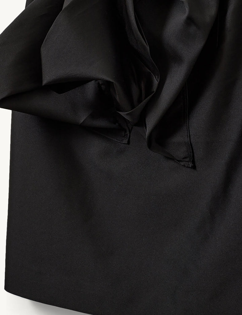 Czarna spódnica Umami Black z wysokim stanem, wykonana z delikatnie połyskującej tkaniny. Wyróżnia się efektownymi detalami z przodu. Zapinana na zamek z tyłu. Połącz ją z marynarką Umami Black, aby stworzyć kompletny, elegancki look.