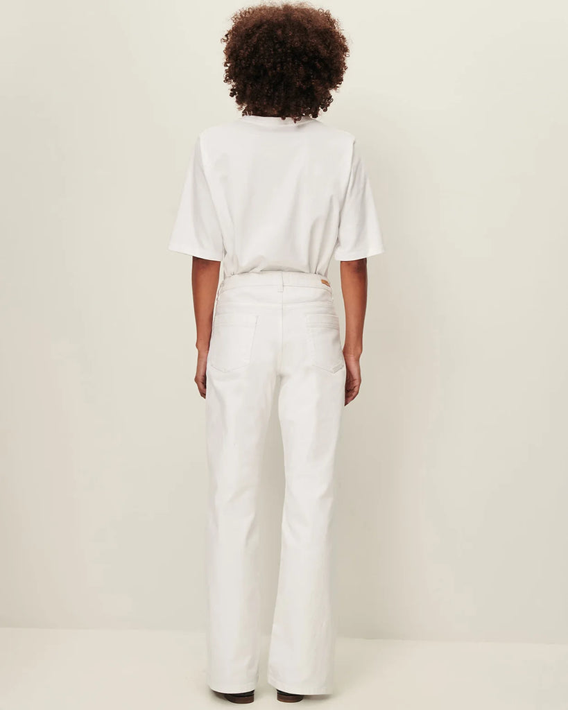 Proste Jeansy Vega Optical White marki Sessun z niskim stanem i prostymi, lekko szerokimi nogawkami. Zapinane na ukryte guziki i zamek błyskawiczny. Mają kieszenie z przodu oraz z tyłu i wytłoczoną, skórzaną naszywkę z logo marki. Wykonane są z denimu z lekkim stretchem. &nbsp;