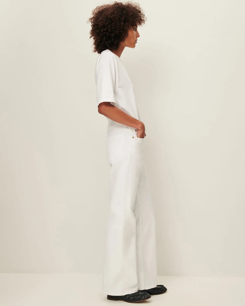 Proste Jeansy Vega Optical White marki Sessun z niskim stanem i prostymi, lekko szerokimi nogawkami. Zapinane na ukryte guziki i zamek błyskawiczny. Mają kieszenie z przodu oraz z tyłu i wytłoczoną, skórzaną naszywkę z logo marki. Wykonane są z denimu z lekkim stretchem. &nbsp;