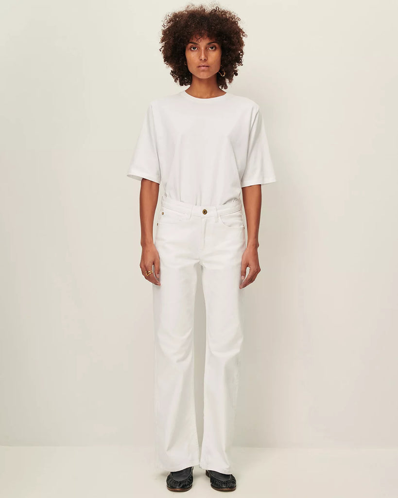 Proste Jeansy Vega Optical White marki Sessun z niskim stanem i prostymi, lekko szerokimi nogawkami. Zapinane na ukryte guziki i zamek błyskawiczny. Mają kieszenie z przodu oraz z tyłu i wytłoczoną, skórzaną naszywkę z logo marki. Wykonane są z denimu z lekkim stretchem. &nbsp;