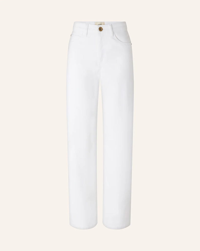 Proste Jeansy Vega Optical White marki Sessun z niskim stanem i prostymi, lekko szerokimi nogawkami. Zapinane na ukryte guziki i zamek błyskawiczny. Mają kieszenie z przodu oraz z tyłu i wytłoczoną, skórzaną naszywkę z logo marki. Wykonane są z denimu z lekkim stretchem. &nbsp;