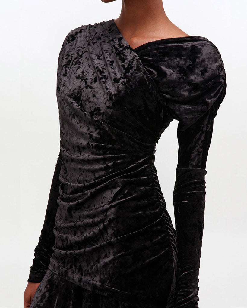 Dopasowana, mini sukienka 4347 GANNI Velour Jersey z asymetrycznym dekoltem, długimi, przylegającymi rękawami i drapowaniami w talii i na biodrach. Lekkości dodaje rozkloszowany dół sięgający przed kolano. Wykonana z welurowej tkaniny.