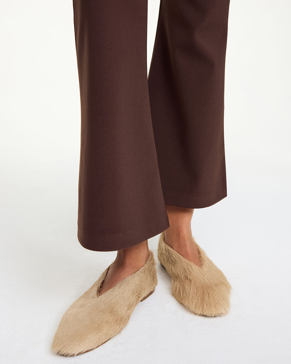 Wygodne, elastyczne spodnie Vilanna Coffee Brown By Malene Birger w czekoladowym kolorze. Mają średni stan i rozszerzaną, skróconą nogawkę. Noś je z oversizową marynarką lub swetrem.&nbsp;

-Krótki krój

-Średni stan

-Rozszerzana nogawka

-Zamów spodnie w swoim standardowym rozmiarze