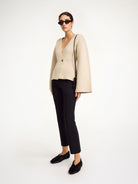 Klasyczne, materiałowe spodnie Vilea By Malene Birger z wysokim stanem i prostą, wąską, skróconą nogawką. Elastyczne w talii. To ponadczasowy klasyk idealny do oversizowego swetra i balerinek lub męskiej koszuli i mokasynów.&nbsp;

-Wysoki stan

-Zamów spodnie w swoim normalnym rozmiarze