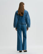 Klasyczna, jeansowa kurtka Villies Denim Blue By Malene Birger z zaokrąglonym kołnierzykiem, szerokimi rękawami i lekko dopasowanym krojem w talii. Długość kurtki sięga do bioder, co dobrze komponuje się ze spodniami z wysokim stanem. Posiada dwie, naszywane kieszenie z klapkami na piersiach. Zapinana na metalowe guziki. Wykonana z bawełny organicznej.&nbsp;

-Klasyczny krój

-Lekko taliowana

-Zamów w swoim standardowym rozmiarze